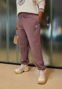 adidas Originals Teplákové kalhoty - brown