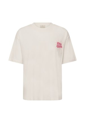 T-shirt écru à manches courtes avec le texte rose "Sunset Chaser" et un graphique de soleil sur le côté gauche de la poitrine.