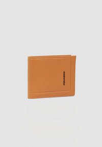 Leren portemonnee in cognackleur met een gladde textuur, bi-fold ontwerp en reliëflogo, voorzien van kaartvakken en een minimalistische vorm.