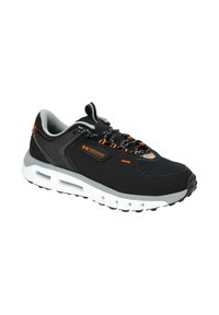 Baskets de course Under Armour noires et grises avec des accents orange, semelle blanche, tige en mesh et lacets à motifs présentées sous un angle sur un fond blanc.
