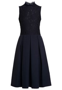 Mörkblå klänning med spetsliv och hög hals, med en veckad kjol och en slät tygfinish.