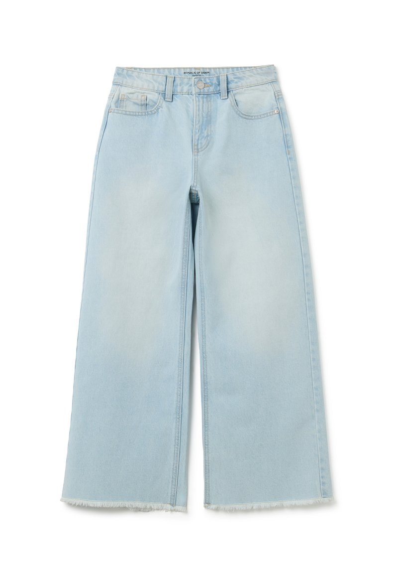 Jeans de pernera ancha en azul claro con cintura alta, cierre de botón y cremallera, bolsillos delanteros y traseros, y dobladillos deshilachados.