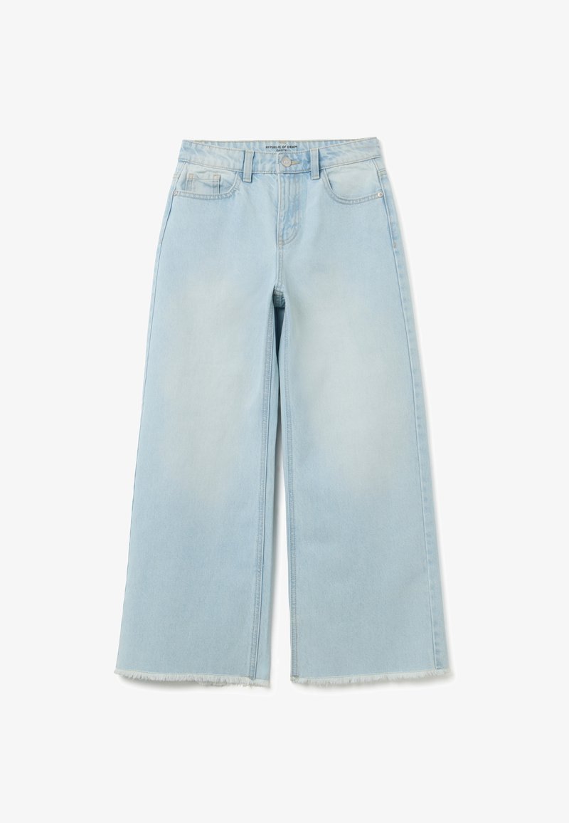 Jeans de pernera ancha en azul claro con cintura alta, cierre de botón y cremallera, bolsillos delanteros y traseros, y dobladillos deshilachados.