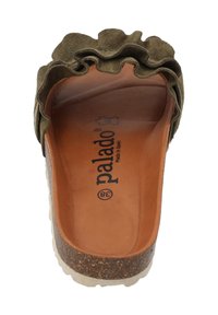 Olijf groene suede slide sandaal met ruches, bruine leren inlegzool en kurken plateauzool met een witte buitenrand.