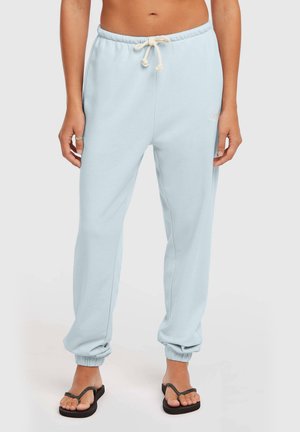 Svetlo modre trenirka hlače z elastičnim pasom, podrobnostjo z vrvico in nabrano obrobo na nogah. Mehka tkanina s sproščenim krojem in bočnimi žeplami.