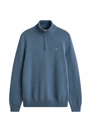 Blauwe gebreide pullover met lange mouwen, geribde kraag, boorden en zoom, en een kwart ritssluiting aan de voorkant met een klein geborduurd logo op de borst.
