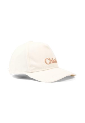 Cappellino da baseball bianco con visiera curva e logo "Chloé" ricamato in marrone chiaro sul davanti, mostrato su uno sfondo bianco.