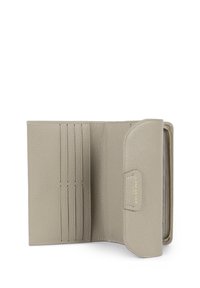 Portafoglio in pelle grigia con finitura testurizzata, dotato di chiusura con zip, sei fessure per carte e patta con dettaglio del marchio impresso.