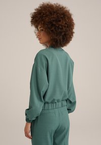 WE Fashion Bomber stiliaus striukė - green