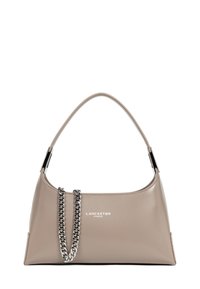 Borsa a tracolla in ecopelle beige con silhouette curva, accentuata da una catena argentata e dettagli con logo sulla parte anteriore. Presenta una sola tracolla.