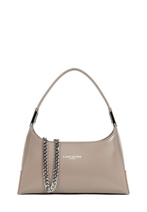 Borsa a tracolla in ecopelle beige con silhouette curva, accentuata da una catena argentata e dettagli con logo sulla parte anteriore. Presenta una sola tracolla.