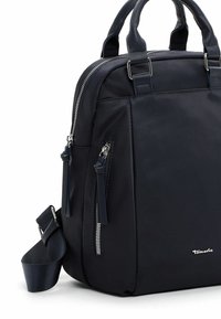 Borsa a mano nera in nylon con doppio manico superiore e tracolla regolabile. Presenta cerniere argento, tasche laterali e un accento con logo.