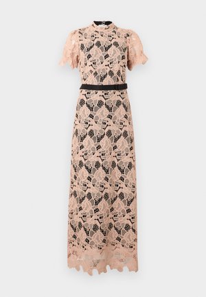 Μακρύ φόρεμα ροδακινί με δαντέλα, κοντά μανίκια, ψηλό γιακά, μαύρο εσωτερικό στρώμα και μαύρη ζώνη στη μέση, με μοτίβο λουλουδένιας δαντέλας σε όλο το φόρεμα.