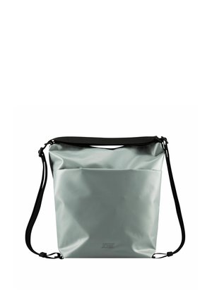 Sac imperméable gris doux avec un haut zippé noir, une bandoulière réglable et une poche avant. Texture lisse, design minimaliste, forme rectangulaire.