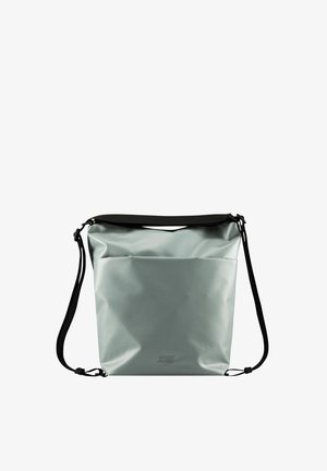 Borsa impermeabile grigia morbida con zip nera, tracolla regolabile e tasca frontale. Texture liscia, design minimalista, forma rettangolare.