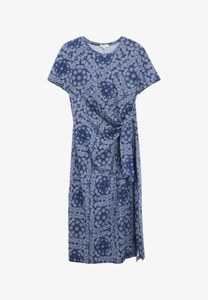 Blauwe knielange jurk met korte mouwen, wit paisley- en bloemenpatroon en een zijknoopdetail in de taille.