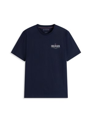 T-shirt de algodão azul-marinho com gola redonda, mangas curtas e um logo branco "HILFIGER" impresso no peito. Design simples e clássico.