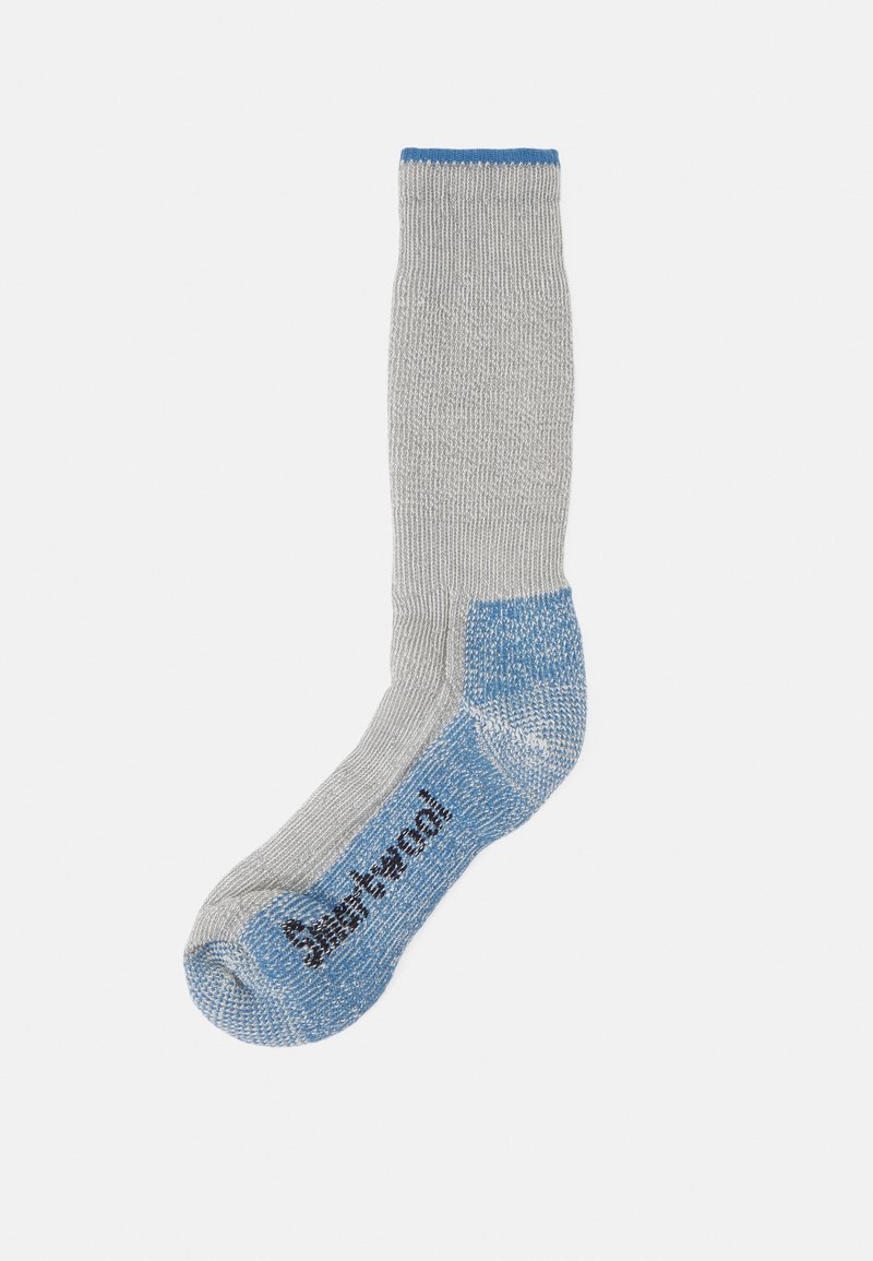 Graue Socke mit blauen Akzenten, ausgestattet mit einem gerippten Muster. Die Fersen- und Zehenbereiche sind in Blau verstärkt. Text in Dunkelblau an der Seite aufgedruckt.