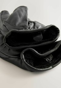 Zwarte leren handschoenen met een zachte fleece voering. Voorzien van een omgeslagen manchet en subtiele stikseldetails aan de buitenkant.