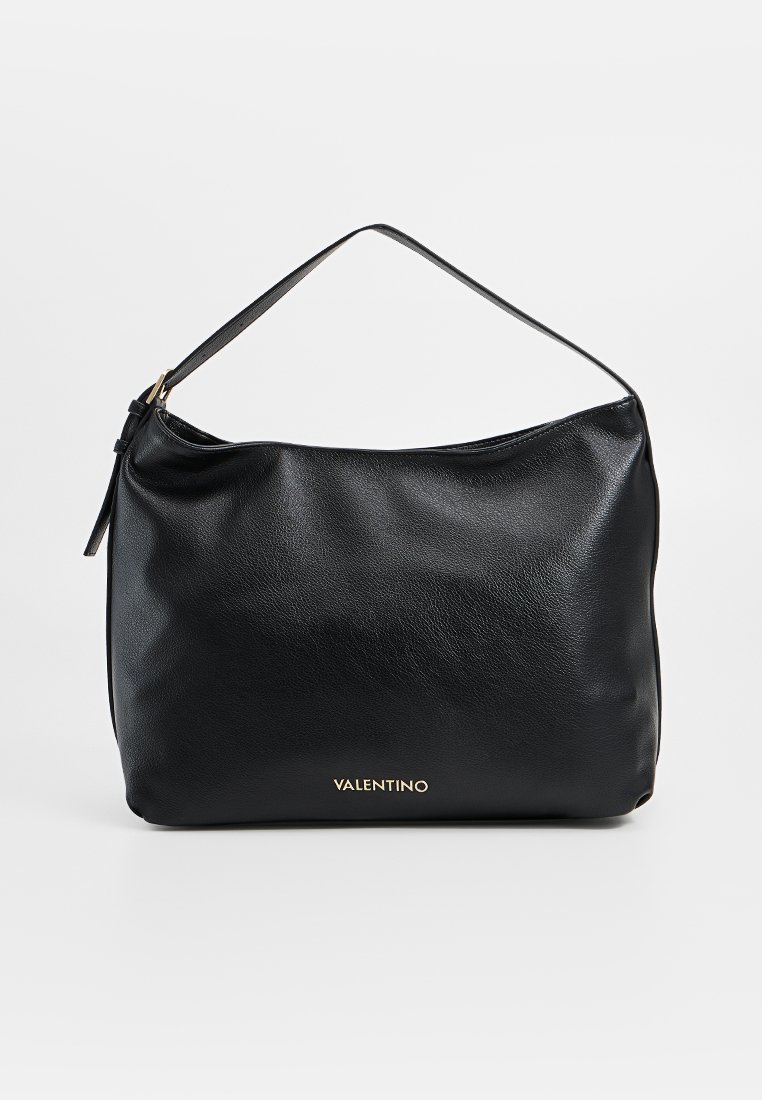 Sac à bandoulière en cuir noir avec une texture lisse, une forme courbée et une seule sangle. Doté d'un logo doré "VALENTINO" sur le devant.