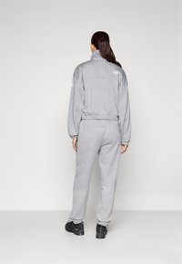The North Face W MOUNTAIN ATHLETICS FLEECE PANT - Treniņtērpa apakšdaļas - pale grey heather/meld grey