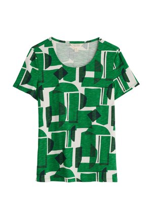 T-shirt vert à manches courtes présentant un motif géométrique avec des formes variées en vert foncé et blanc. Fabriqué en tissu texturé et léger.