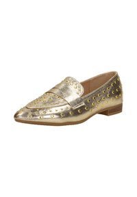 Puntige gouden metallic loafer met een lage houten hak en decoratieve gouden studs over het bovenoppervlak.