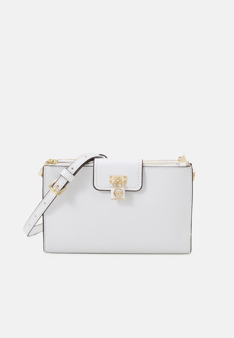 Sac crossbody synthétique blanc avec un design structuré, accessoires en or, et une fermeture à fermoir. Bandoulière réglable et accents de couture visibles.