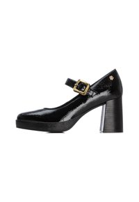 Zapato de charol negro tipo Mary Jane con punta redonda, correa al tobillo, hebilla dorada y tacón grueso con textura vertical.