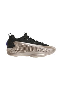 Černá sportovní bota s strukturovanou stříbrnou střední podrážkou zdobenou vzorem včelího plástu, šněrováním a modrým akcentem na patě.