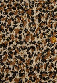 Tessuto a stampa leopardata con fili dorati; presenta una miscela di colori marrone, nero e crema. Include un piccolo etichetta del marchio.