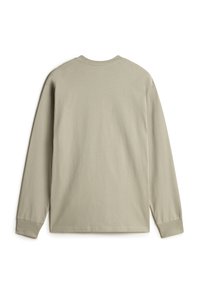 Langsleeve t-shirt in lichtbeige katoen. Heeft een ronde hals en een relaxte pasvorm met rechte naden en geen zichtbare patronen of accenten.