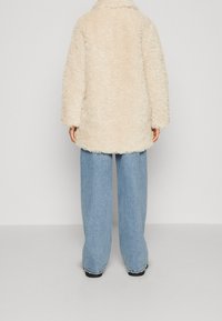 ONLY Petite Abrigo de invierno - beige
