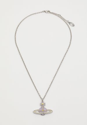Collar de tono plateado con un diseño de cadena que presenta un colgante en forma de un planeta estilizado, adornado con coloridas piedras preciosas y acentos.