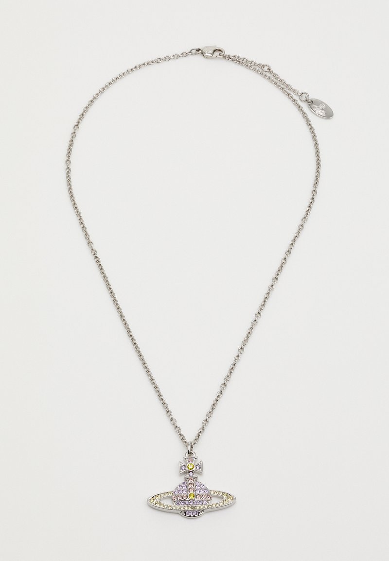 Colar prateado com um design em corrente, apresentando um pingente em forma de planeta estilizado, adornado com pedras preciosas coloridas e detalhes.