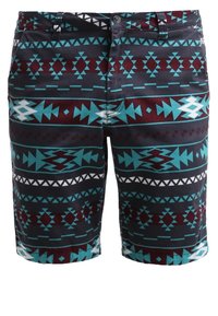 Pánské šortky s geometrickým vzorem v tyrkysové, burgundské, bílé a černé barvě, obsahující trojúhelníky, cik-cak vzory a diamantové tvary.