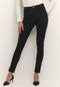 Černé džíny s vysokým pasem a slim fit, vyrobené z denimu, s předním zapínáním na knoflík a klasickým designem pěti kapes.