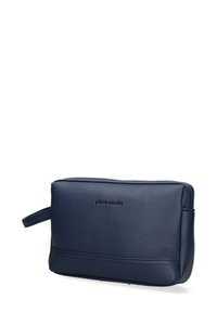 Necessaire in pelle texturizzata blu navy con chiusura a zip e cinturino da polso, logo "pierre cardin" impresso sul fronte.