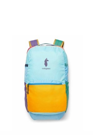 Mochila Cotopaxi azul claro con correas multicolor y un gran bolsillo delantero en amarillo brillante con una cremallera azul.