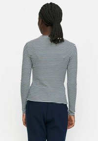 Langarmhemd mit gestreiften navyblauen und weißen horizontalen Linien; taillierte Passform mit Rundhalsausschnitt, aus einem glatten, dehnbaren Stoff.