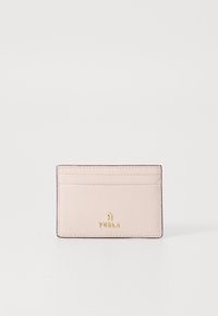 Furla držač za kartice od svijetlo ružičaste kože s teksturiranim završetkom, koji sadrži četiri utičnice i zlatni detalj loga na dnu u sredini.
