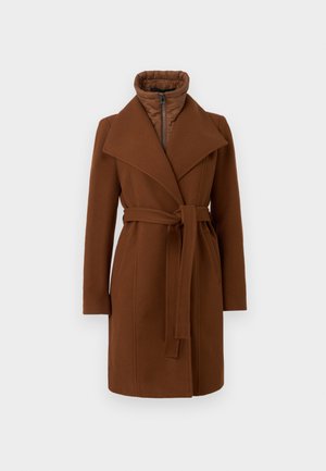 Manteau en mélange de laine marron avec taille ceinturée, larges revers et col haut. Comprend une fermeture éclair à l'avant et un intérieur matelassé pour l'isolation.