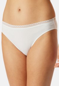Witte katoenen bikini-onderbroek met een golvende kantafwerking aan de tailleband, een gladde textuur en een low-rise ontwerp.