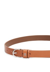 Ceinture en cuir marron à texture lisse, boucle en métal argenté et détail du logo près de la boucle. Dispose de plusieurs trous de réglage.