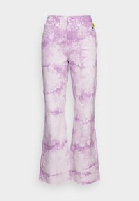 Calças largas em denim com um padrão tie-dye em tons de lavanda e branco. Apresentam uma cintura alta e fecho na frente com botão.