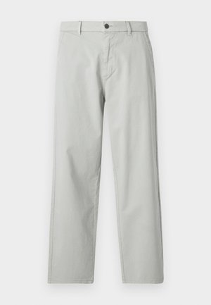 Világosszürke, egyenes szárú nadrág sima, szőtt anyagból. Elöl gombos záródással és oldalsó zsebekkel rendelkezik. Minimalista stílus.