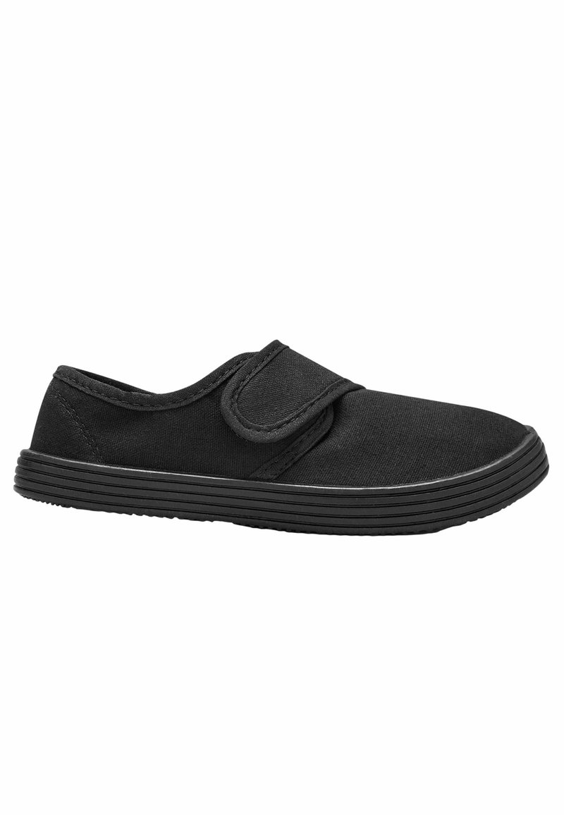 Chaussure en tissu noir à enfiler avec une large bande ajustable à scratch et une semelle en caoutchouc texturée.