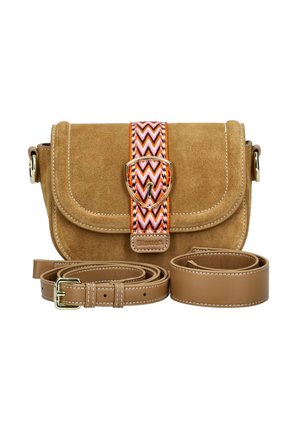 Sac à main en suède beige avec une bandoulière à motifs orange et rose, doté d'une fermeture à boucle et de deux bandoulières supplémentaires en cuir marron.