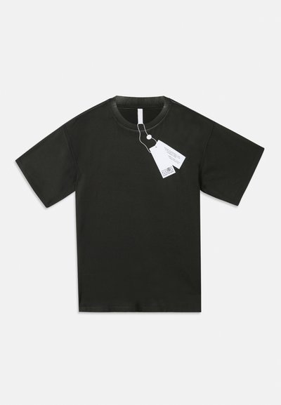 T-shirt de algodão preta de manga curta com decote redondo e etiquetas de produto brancas penduradas na gola, sobre um fundo branco liso.