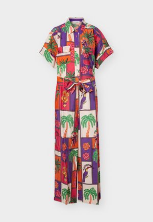 Kurzärmeliger Jumpsuit mit Knopfleiste und Taillengürtel, mit bunten tropischen Prints von Palmen, Vögeln und Blumen in lila, orange und pinken Farbblöcken.
